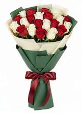 Букет Микс из красных и белых роз в Московском
