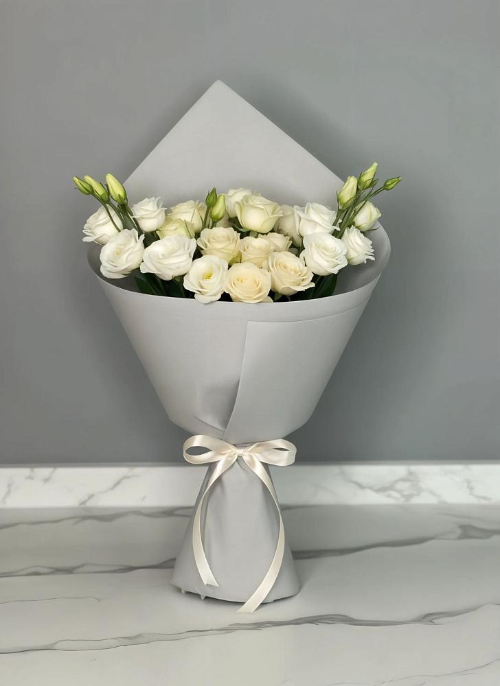 Букет цветов из: Розы и Лизиантусы в Московском