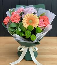 Букет цветов из:  Гвоздики, Розы, Герберы и Хризантемы в Московском