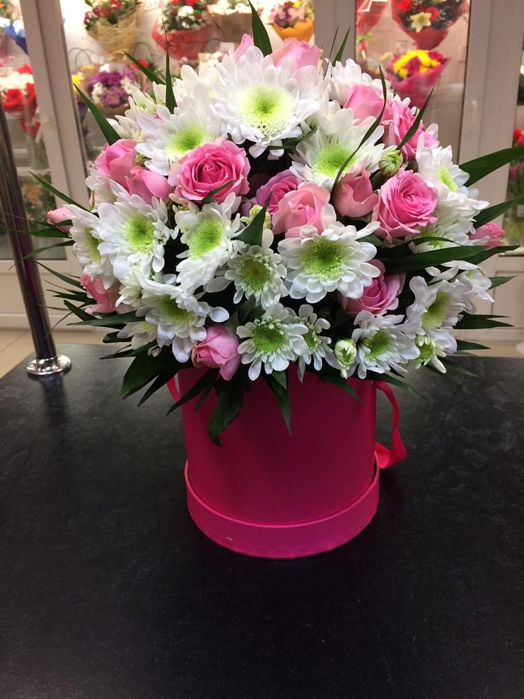 Цветочная композиция из Розы и Хризантемы в шляпной коробке в Московском