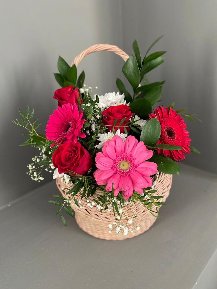 Цветочная композиция из Розы, Хризантемы и Герберы в корзине в Московском