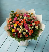 Букет Микс из разноцветных кустовых роз в Московском