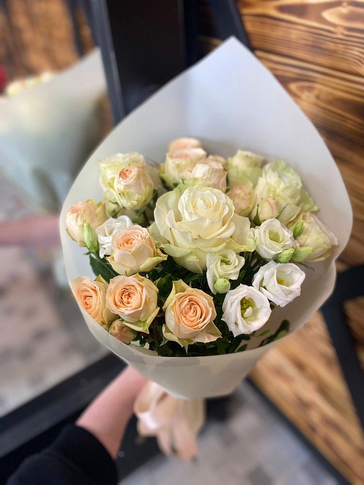 Букет цветов из: Розы и Лизиантусы в Московском